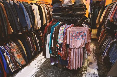 服装店无吊牌之谜 旧货、剪标还是另有隐情？