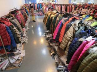 尾货批发与品牌女装加盟 服装零售市场的双赢之道